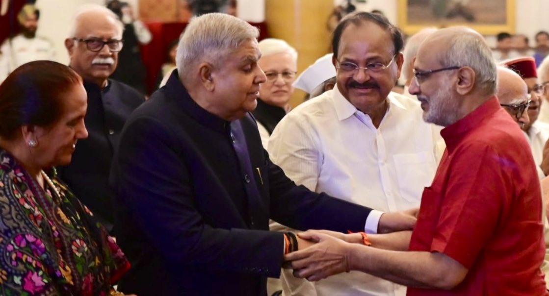 ब्रेकिंग न्यूज़…

पूर्व उपराष्ट्रपति जगदीप धनखड़ क़रीब दो महीने बाद अवतरित! 

धनखड़ आज नए उपराष्ट्रपति सी.पी. राधाकृष्णन
के शपथ ग्रहण समारोह में शामिल हुए। उन्होंने मुस्कुराने की कोशिश करते हुए राधाकृष्णन जी को भारत के 15वें उपराष्ट्रपति बनने पर बधाई दी।