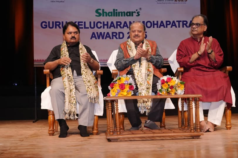 Additional Director UCCIL Shri Pankaj Lochan Mohanty’s dedication and commitment to the preservation and promotion of Odia art and culture are truly commendable.
Shri Pankaj Lochan Mohanty’s presence at the Kelucharan Mahapatra Award ceremony, alongside the legendary Prasanta