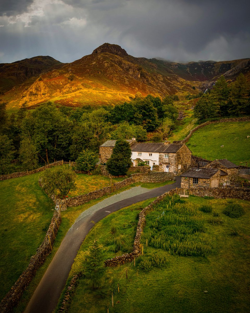 Morning everyone I hope you are well. Millbeck Farm overshadowed by the Langdale Pikes. Have a great day.

#LakeDistrict