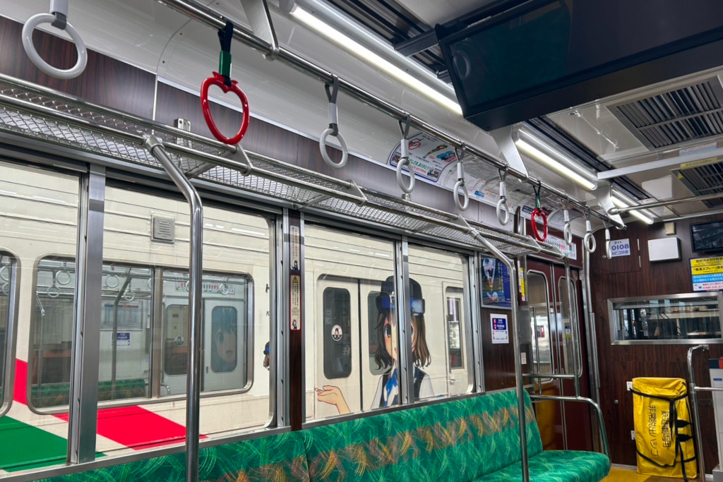 上高地線の「2代目なぎさTRAIN」と「TOBU×ALPICOコラボトレイン」の