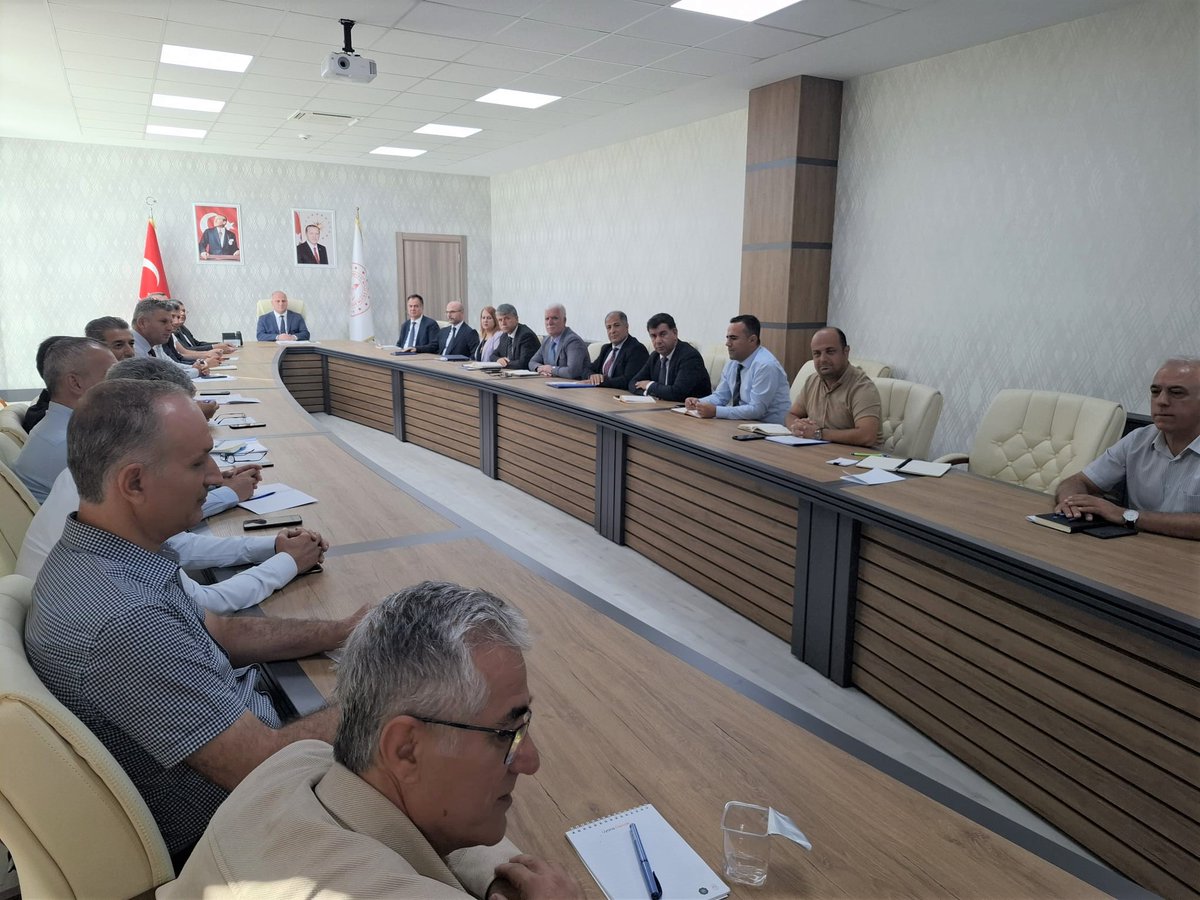 İl Millî Eğitim Müdürümüz Sn. Salih Sadoğlu'nun başkanlığında, yeni eğitim-öğretim yılı çalışmalarının daha verimli yürütülmesi amacıyla İl Müdür yardımcıları, şube müdürleri ve birim amirlerinin katılımıyla toplantı gerçekleştirildi.

<a href="/tcmeb/">Millî Eğitim Bakanlığı</a> <a href="/Yusuf__Tekin/">Yusuf Tekin</a> 
<a href="/vali_zorluoglu/">Murat Zorluoğlu</a>