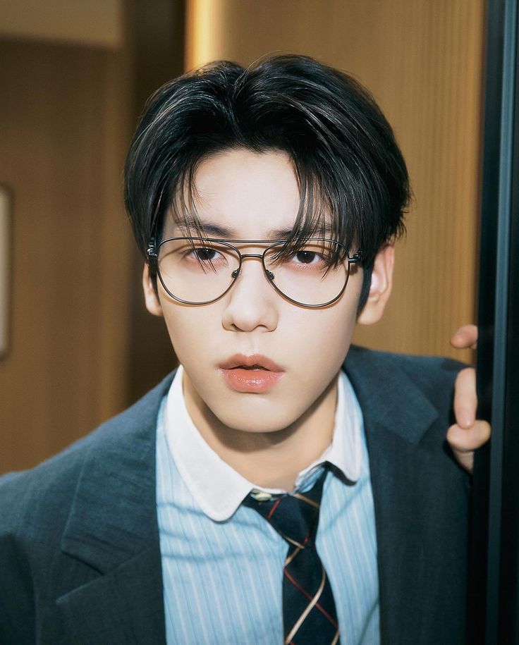 Michi_lvsyj's tweet photo. #fewtweets (🔞) #yeonbin || The new teacher 🤓🔥

Donde Sbn es el nuevo profesor de inglés que causó furor entre los otros docentes, o donde a Yj el director de la escuela, le molesta la atención que recibe el nuevo profesor. https://t.co/wSoGL7ite8