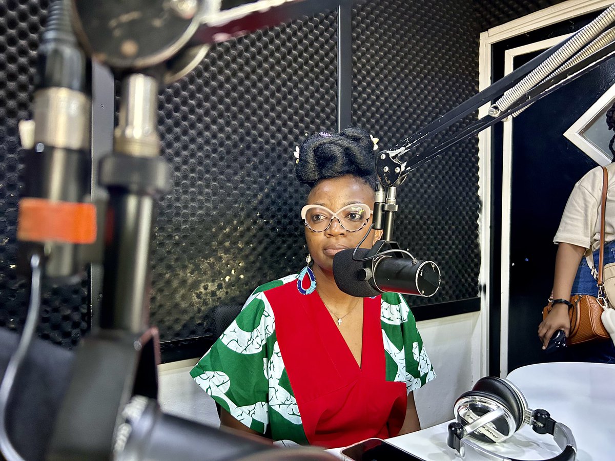 Introducing for the very first time <a href="/itsEstherChungu/">MrsNyathando</a> on Ugandan Radio. Let's show her some queen-size. 

#KickStart  
#Aiveinthepark