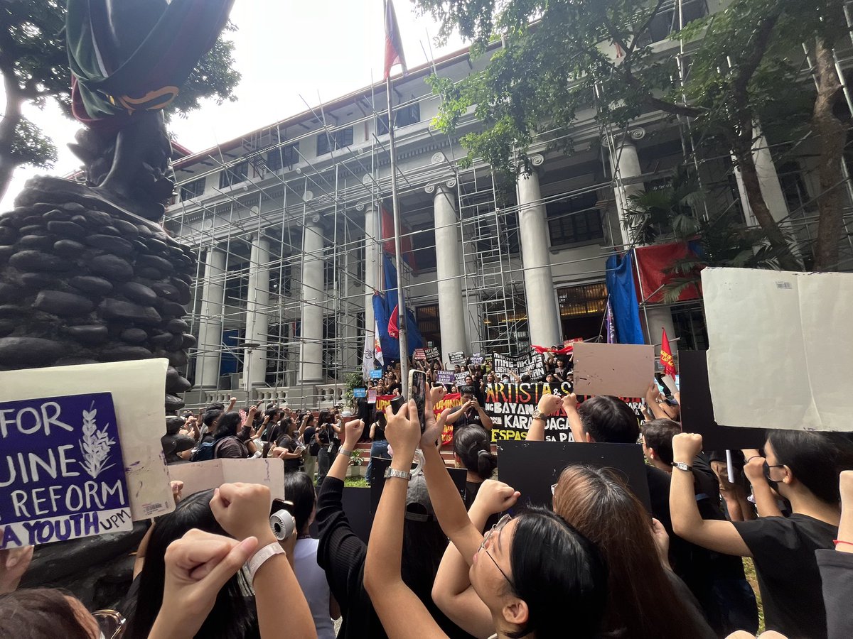 karlmarx00's tweet image. Protesta sa Faura. UP Manila students, faculty members, and staff joined today’s Black Friday protest amid massive corruption in infrastructure projects under DPWH, including its own Rizal Hall in CAS.

#stopcorruption
#endimpunity
#DPWHProject
