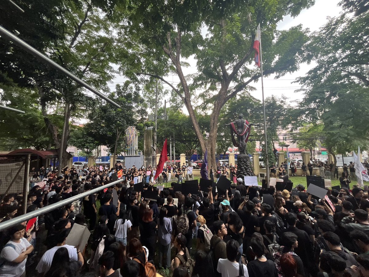 karlmarx00's tweet image. Protesta sa Faura. UP Manila students, faculty members, and staff joined today’s Black Friday protest amid massive corruption in infrastructure projects under DPWH, including its own Rizal Hall in CAS.

#stopcorruption
#endimpunity
#DPWHProject