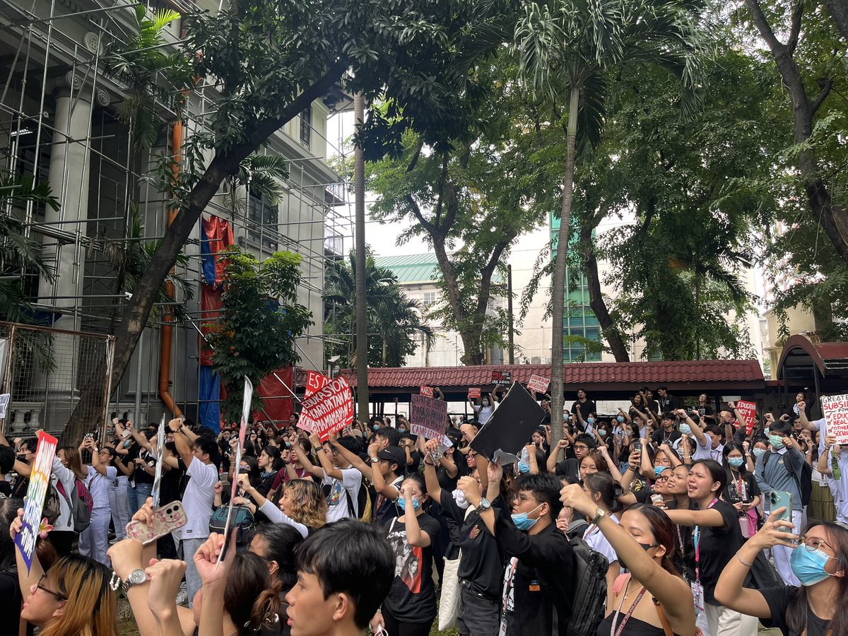 karlmarx00's tweet image. Protesta sa Faura. UP Manila students, faculty members, and staff joined today’s Black Friday protest amid massive corruption in infrastructure projects under DPWH, including its own Rizal Hall in CAS.

#stopcorruption
#endimpunity
#DPWHProject