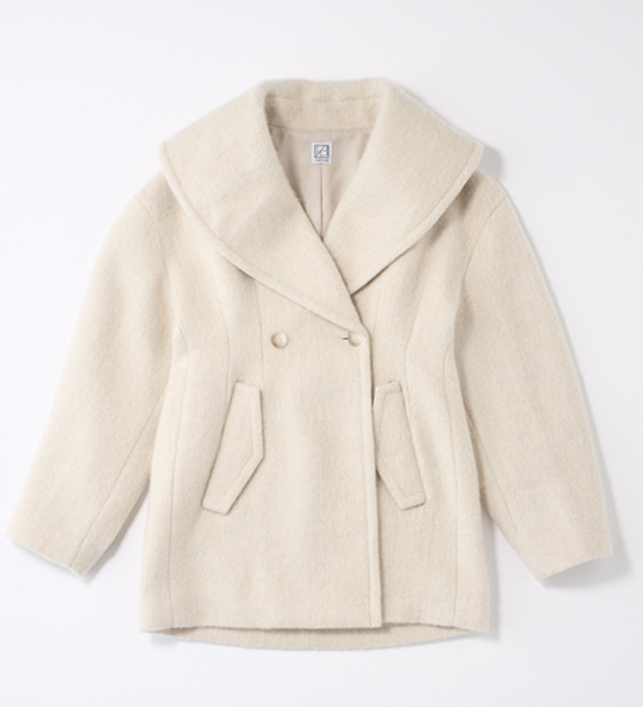 118_grace's tweet photo. 悩んでいるもの📋
VERYのコートとSignature Wide Lapel Mid Coatです。どちらも試着したところ、思ったより軽く、ふわふわで可愛いです。ただ、ポップアップで予定外のお洋服をたくさん購入してしまったので、一旦保留にして、冬が来るまでにゆっくり考えようと思います😌#laubeblanc https://t.co/98Lt8anVZb