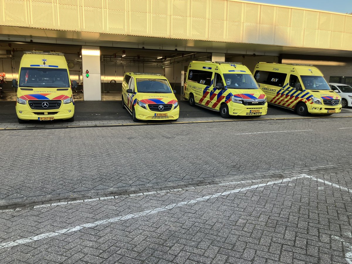 Vroege dienst mediumcare  <a href="/RAVBrabantMWN/">RAV Brabant MWN</a>. Een rustige start. Garagevloeren weer schoon.  De eerste meldingen komen langzaam binnen. <a href="/vandeambulance/">MensenvandeAmbulance</a> #ambulancezorg