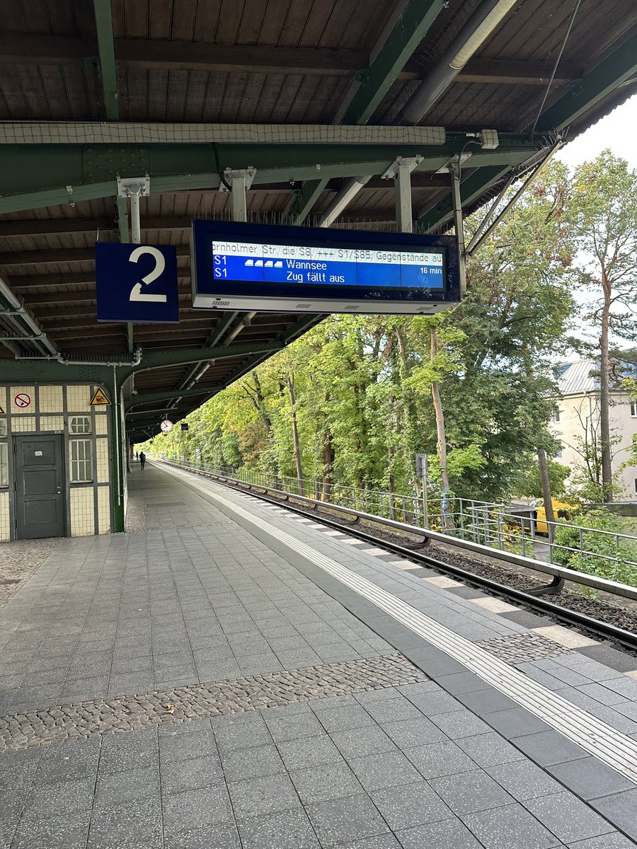 leckerkaesebrot's tweet photo. @SBahnBerlin Es reicht jetzt aber auch. Seit letzter Woche fährt die S 1 unregelmäßig, Zug verspätet sich ständig oder fällt aus. Man kommt zu spät zur Arbeit und man kommt nicht pünktlich Zuhause an. Es ist eine Zumutung. Ich habe dafür keinerlei Verständnis! Und dafür zahlt man Geld! https://t.co/49U7O8Ycof