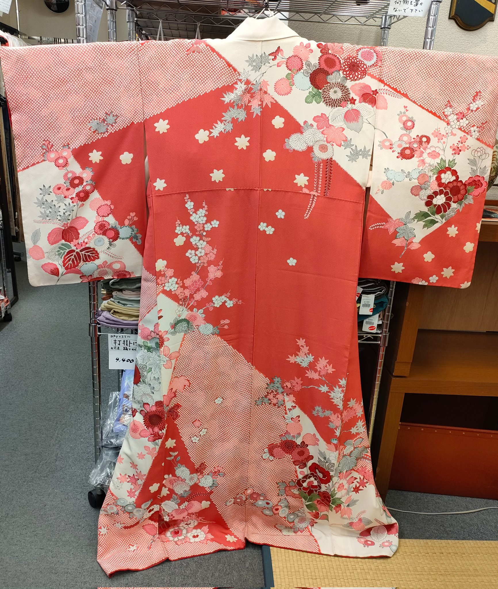 美品 猫 着物 正絹“自由気ままにレトロな時を過ごすネコ”長襦袢 4990 美品 猫 着物 正絹“自由気ままにレトロな時を過ごすネコ”長襦袢 4990