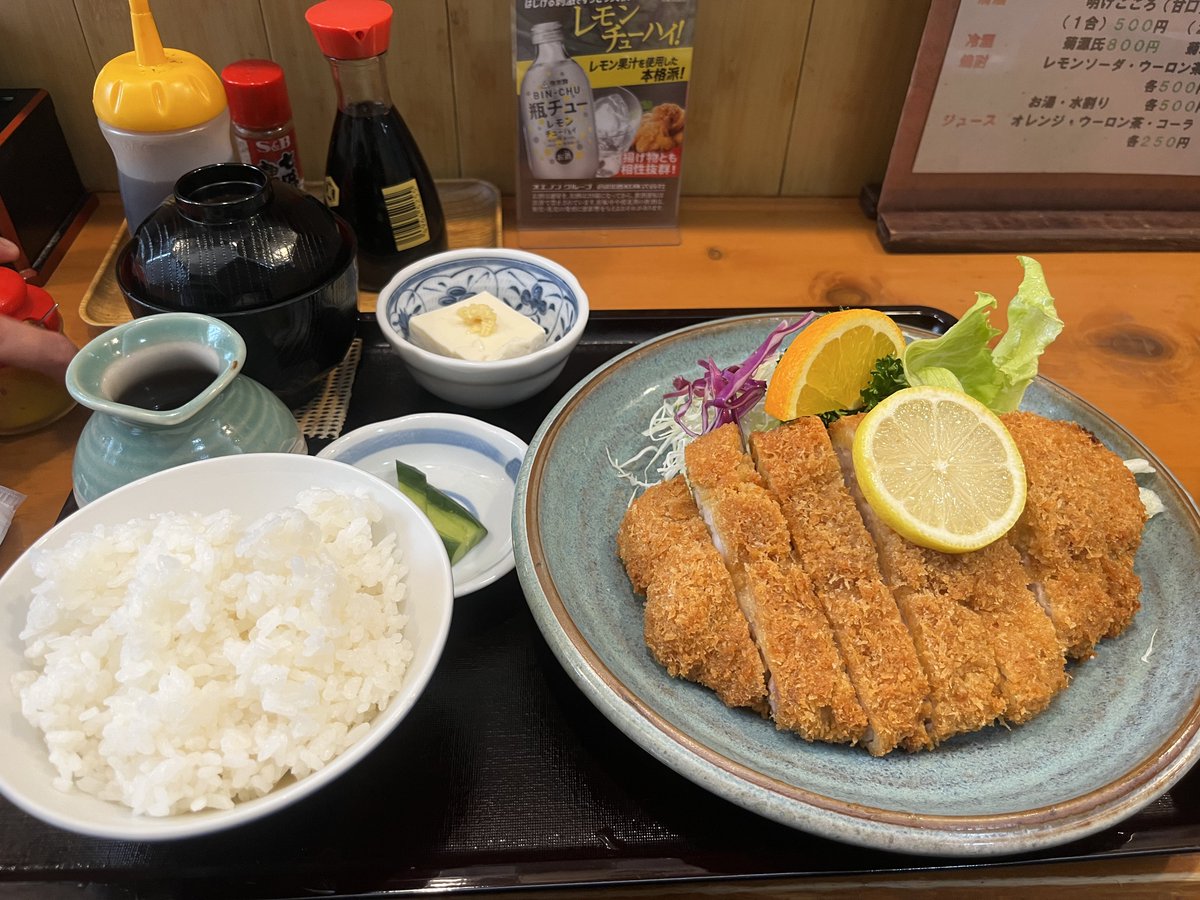お久しぶりです！まぐまぐです🧲
休日にふらっと三島駅付近を散策してたら
美味しそうなお店を発見👀✨️

三島駅前にある 食事処 みしまや さん🍚

私が頼んだのはとんかつ定食🐷 肉厚でとても美味しかったです😋♡
画像をみて、ジューシーな匂いが
かヲりますね😎✨️