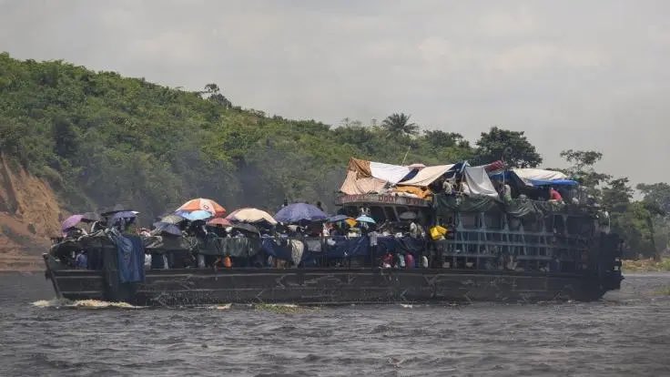 michombero's tweet image. #RDC 🇨🇩 : un naufrage fait au moins 86 morts, dont 60 élèves, dans la province de l’Équateur

Un drame fluvial a endeuillé la province de l’Équateur. Au moins 86 personnes, dont plus de 63 élèves, ont péri dans le naufrage d’une embarcation motorisée survenu dans la soirée du…