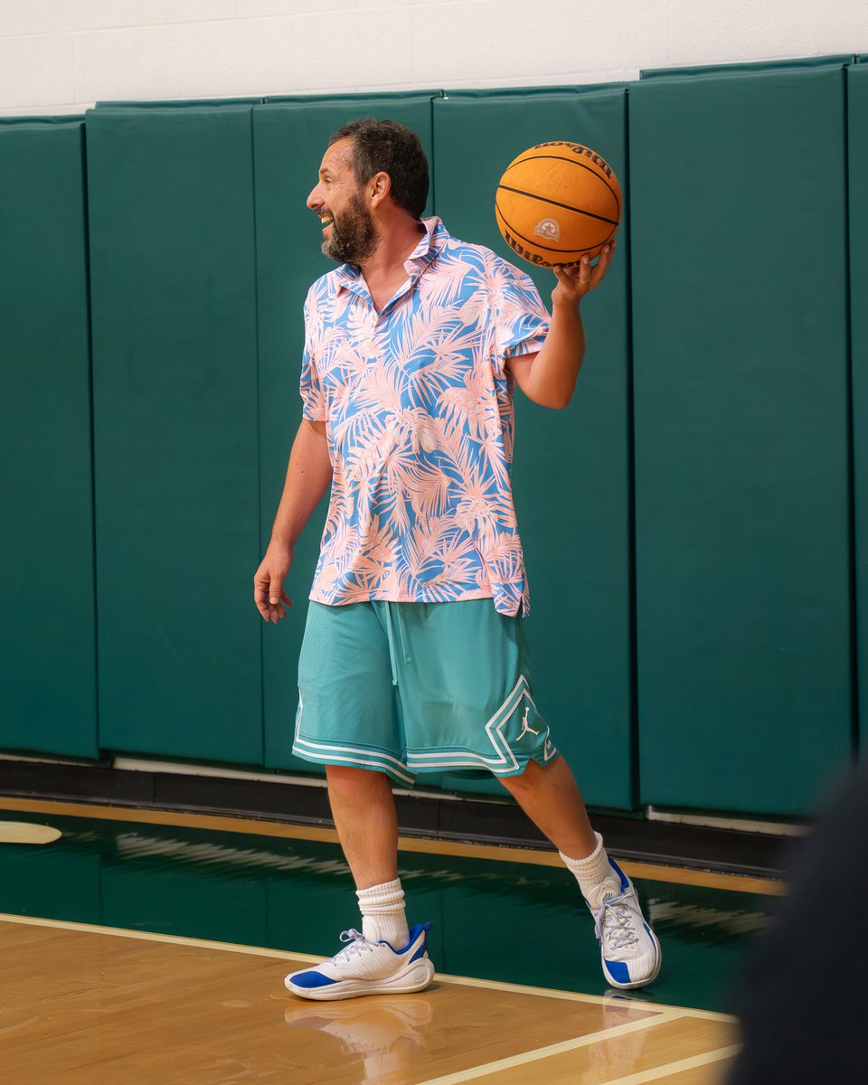 GoPeacePacers's tweet image. Special guest at Peace today🎬 
Adam Sandler dropped in for some pickup before his show tonight at the Lenovo Center!🏀🎤
