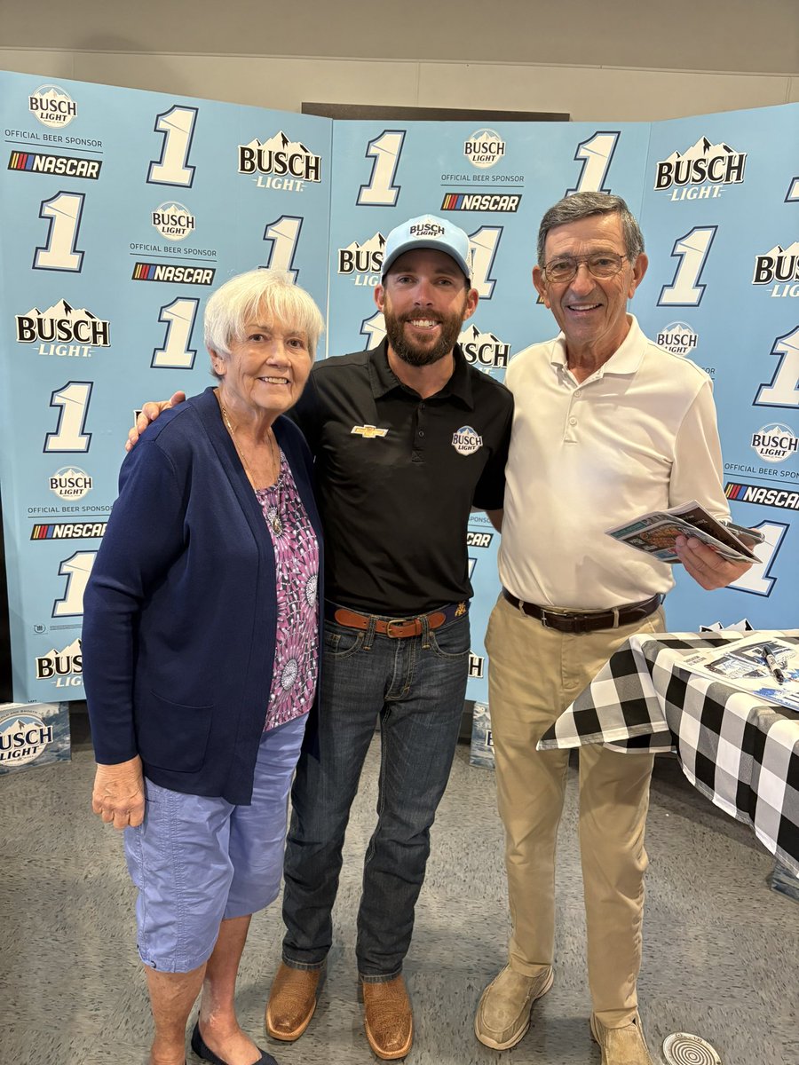 Sparky_Superfan's tweet image. A huge thanks to #1 @RossChastain and the @AnheuserBusch team at the Malta, NY @SaratogaEagle earlier this week! Ross and the AB team treated our Sparky Superfans so graciously. @market32 and @PriceChopper have been a staple for our grocery, 🍉, and #buschlight @BuschBeer…