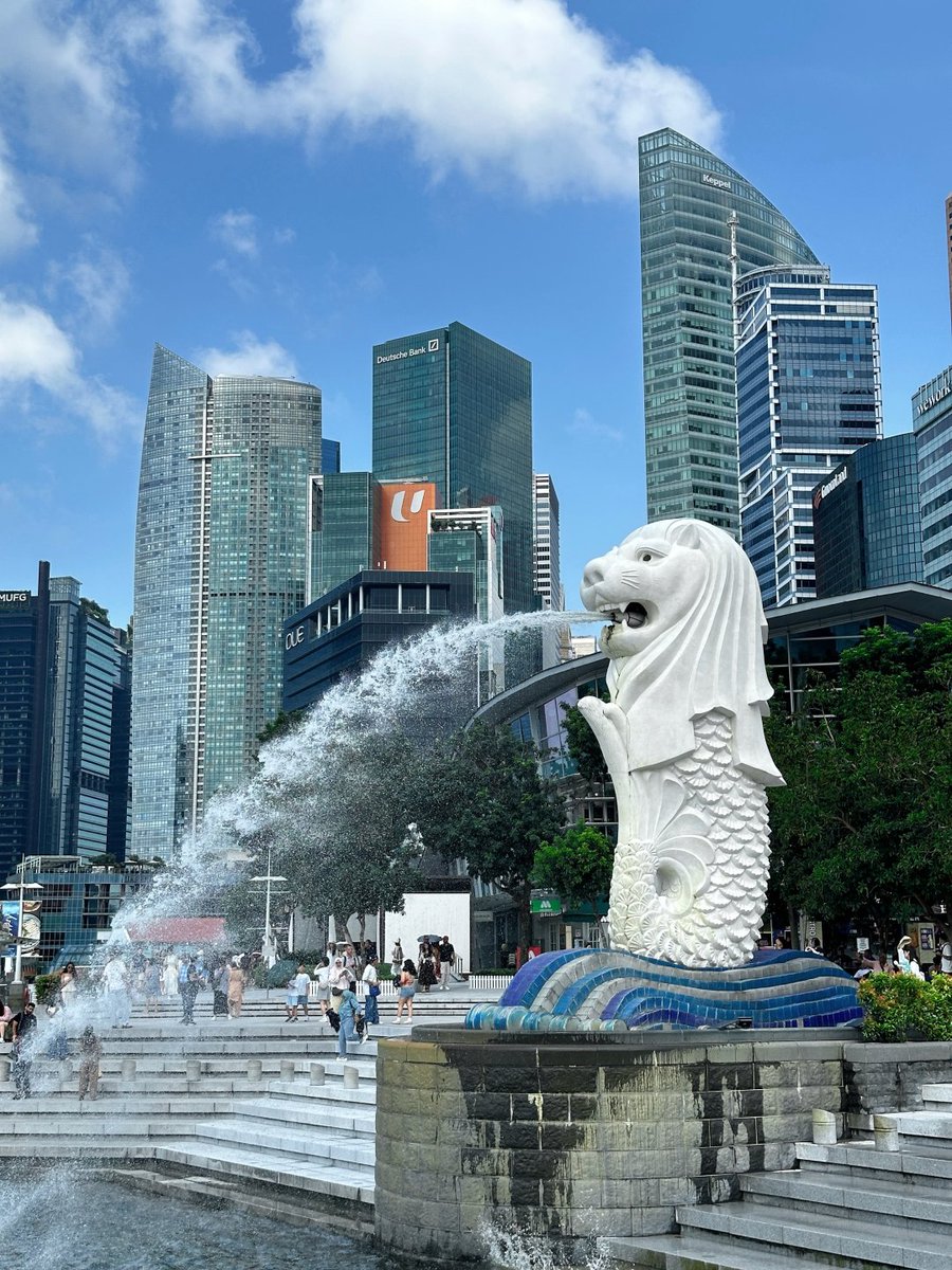 The skyscrapers, fountains, and sunlight all shimmer together, as if the entire city's romance is quietly coming together in this very moment