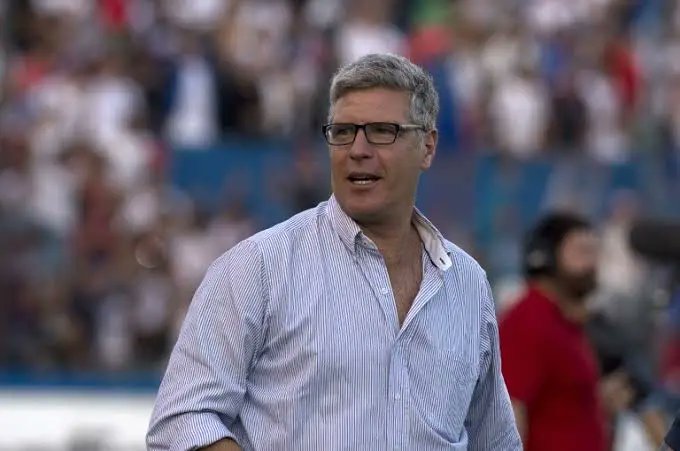 Cuántas veces hemos cantado "Están jugando en Nacional"?.
Llevamos tres años viendo jugadores arrastrándose. Si bien Peirano se debe ir también es culpa de los jugadores. Por favor. 
Ahora vayan por el Guti. Si no te gusta como juega me importa poco. El tipo es para este momento.