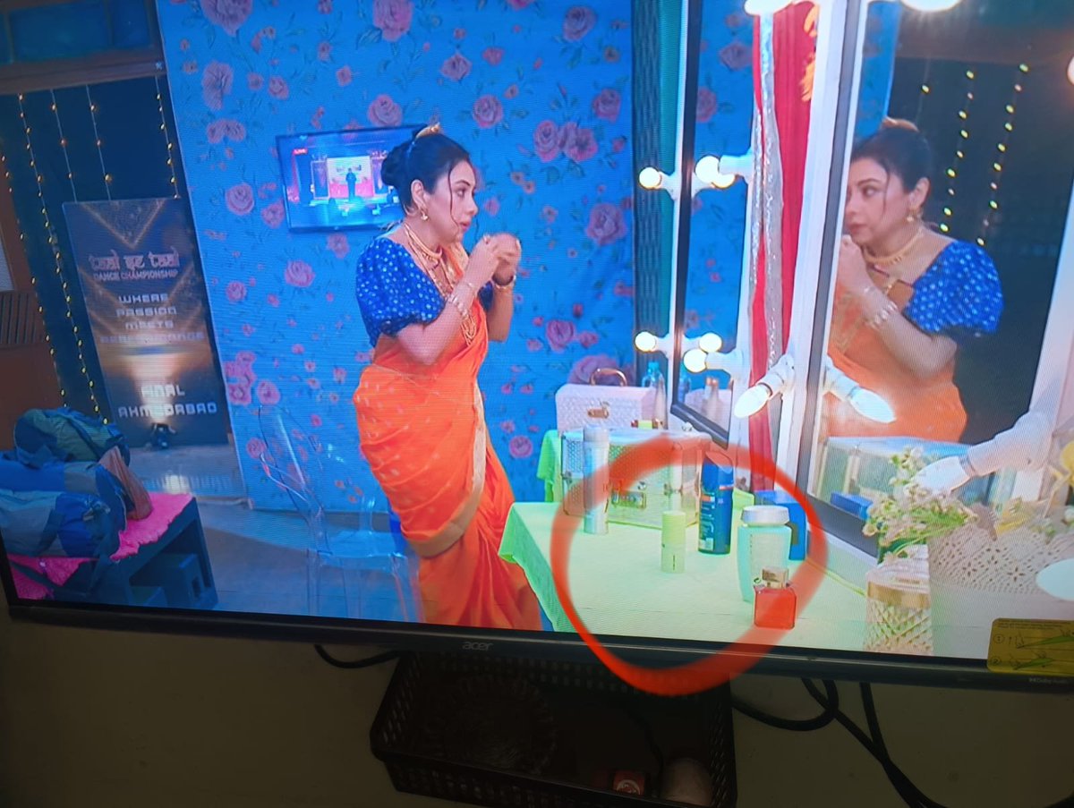 secretsatish's tweet photo. .@kritisanon My sister loves your products so much she manifests that it @letshyphen shud be No. 1 globally
See What she found... The famous #anupama serial makers also use your best seller #GoldenHourGlow serum. My sister is so happy that she wants to buy all your products now https://t.co/RBgwwurIM0