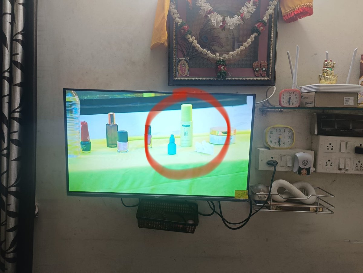 secretsatish's tweet photo. .@kritisanon My sister loves your products so much she manifests that it @letshyphen shud be No. 1 globally
See What she found... The famous #anupama serial makers also use your best seller #GoldenHourGlow serum. My sister is so happy that she wants to buy all your products now https://t.co/RBgwwurIM0