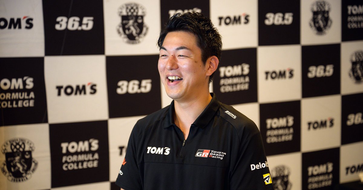 dodaSPORTS_jp's tweet photo. 🖊記事公開
元ホテルのドアマンが、スーパーフォーミュラの舞台裏へ――
トムスでスポンサー運営を担う荒井将哉さんにインタビュー
https://t.co/zIg1I48SRU

「一歩踏み出しにくい業界だと思うんです。
でもそこを飛び越えてみて、今、すごく楽しいんですよね」

レースの専門知識ゼロから、スポンサーを迎える“おもてなしの最前線”へ。
異業界へ一歩を踏み出し、新しいキャリアで熱狂と成長を重ねる荒井さんの物語。

踏み出しにくい場所にこそ、面白い世界が待っている。
キャリアに迷うすべての人に届けたいインタビューです。

@SUPER_FORMULA　@tomsracing
#トムス #TomsRacing #スーパーフォーミュラ #SUPERFORMULA #SFormula