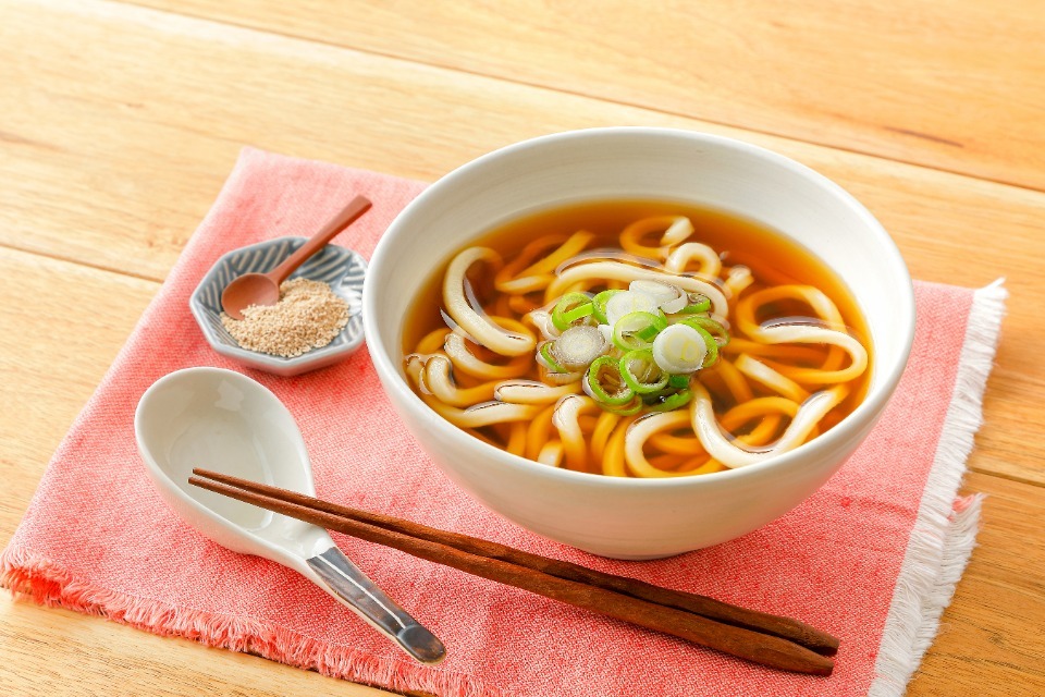 みなさんは、もう試されましたか？👀

＼追いだし うどん／

めんつゆに #ほんだし を加えるだけで、
かつお節の香りがグッと引き立ちます🐟✨

レシピは👇をクリック💡
park.ajinomoto.co.jp/recipe/card/80…