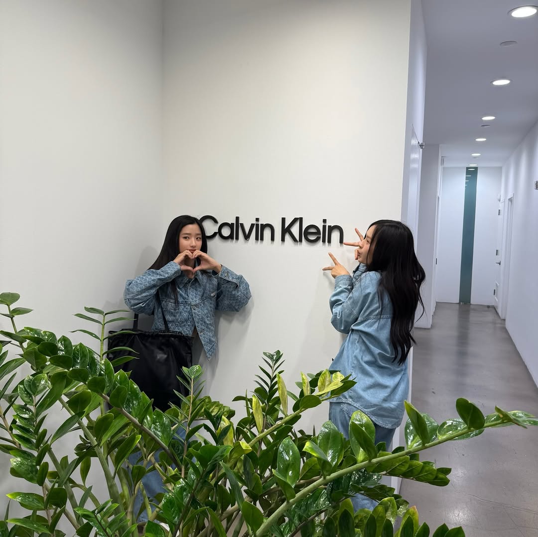สดใสกับท้องฟ้านิวยอร์ก! ร่วมส่งกำลังใจและติดตามลุคสวย ๆ ของนักแสดงสาวไทย “ตู ต้นตะวัน” <a href="/tontawan_t/">ㄸu</a> และ “มิ้ลค์ พรรษา” <a href="/panlyyy/">Milk (มิ้ลค์)</a> กับ Calvin Klein Collection Spring 2026 ในงาน New York Fashion Week วันที่ 12 ก.ย. 68 เวลา 23.00 น. ตามเวลาประเทศไทย

#CalvinKlein
#MilkPansa
#Tontawan