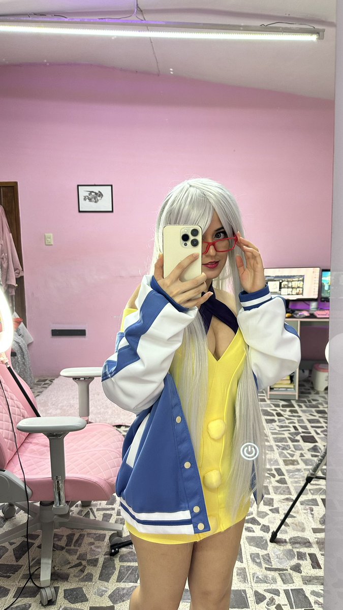 Kharol.cos tweet media