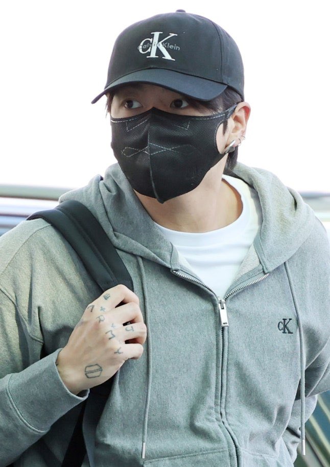 If you’ve been following me for a while you know that my career lies in fashion industry for a very long time. I used to attend nyfw as a press before Covid but now I’m in senior mgmt so I don’t do as much forefront work but Calvin Klein runway this year is very significant in so