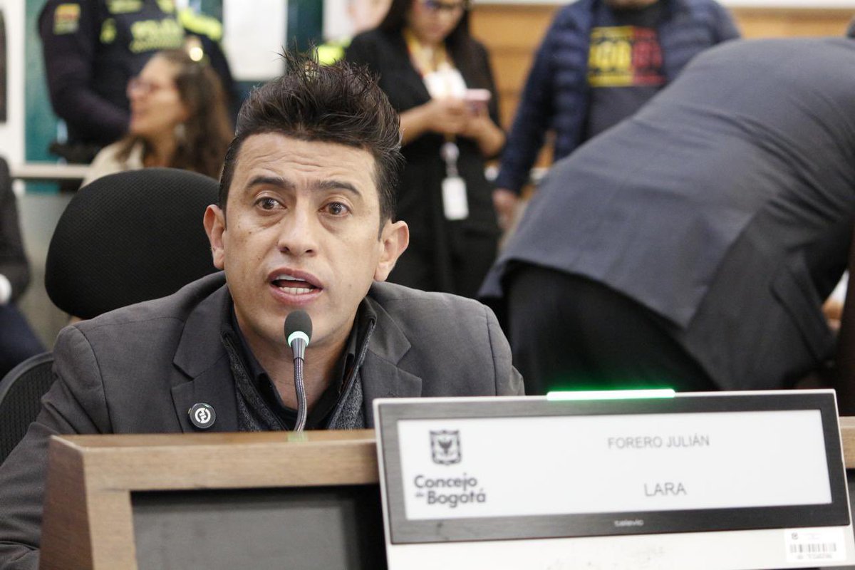 El concejal Julián Forero (<a href="/ConcejalFuchi/">Julian Forero</a>) destapó el contrato de grúas y patios en #Bogotá: grúas sin homologación, operarios sin licencias, placas ocultas y cobros indebidos. La supuesta “transparencia” de la administración queda completamente en evidencia
#Atencion #Urgente 🧵