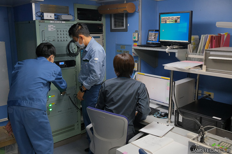 JAMSTEC_PR's tweet image. 🧊北極海からのメッセージ　#みらい北極航海2025 #みらいtheFINAL #ArCS_III
2025年9月1日
係留気球準備のかたわら、海洋観測に使うCTD（海の塩分・温度・深さを同時に測ることができる計測器）や係留系切離し装置の作動確認も行われ、いずれも問題なく完了しました。…