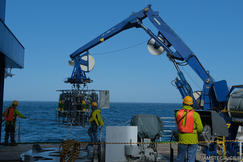 JAMSTEC_PR's tweet image. 🧊北極海からのメッセージ　#みらい北極航海2025 #みらいtheFINAL #ArCS_III
2025年9月1日
係留気球準備のかたわら、海洋観測に使うCTD（海の塩分・温度・深さを同時に測ることができる計測器）や係留系切離し装置の作動確認も行われ、いずれも問題なく完了しました。…