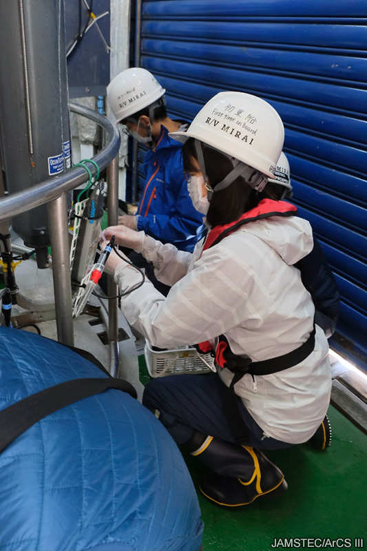 JAMSTEC_PR's tweet image. 🧊北極海からのメッセージ　#みらい北極航海2025 #みらいtheFINAL #ArCS_III
2025年9月1日
係留気球準備のかたわら、海洋観測に使うCTD（海の塩分・温度・深さを同時に測ることができる計測器）や係留系切離し装置の作動確認も行われ、いずれも問題なく完了しました。…