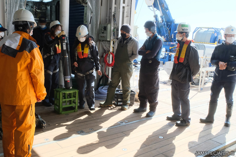 JAMSTEC_PR's tweet image. 🧊北極海からのメッセージ　#みらい北極航海2025 #みらいtheFINAL #ArCS_III
2025年9月1日
係留気球準備のかたわら、海洋観測に使うCTD（海の塩分・温度・深さを同時に測ることができる計測器）や係留系切離し装置の作動確認も行われ、いずれも問題なく完了しました。…