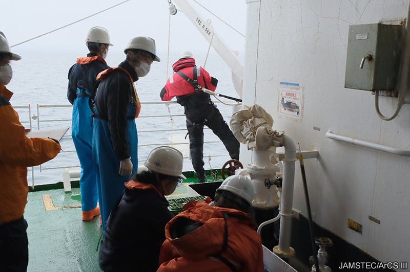 JAMSTEC_PR's tweet image. 🧊北極海からのメッセージ　#みらい北極航海2025 #みらいtheFINAL #ArCS_III
2025年9月3日
船はベーリング海峡南部までやってきました。いよいよ海洋観測スタートです。バケツを使った表面海水の採取はそれなりの力作業となりますが、首席研究者も（たぶん）ノリノリで手伝っていました。…
