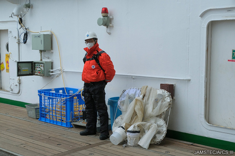 JAMSTEC_PR's tweet image. 🧊北極海からのメッセージ　#みらい北極航海2025 #みらいtheFINAL #ArCS_III
2025年9月3日
船はベーリング海峡南部までやってきました。いよいよ海洋観測スタートです。バケツを使った表面海水の採取はそれなりの力作業となりますが、首席研究者も（たぶん）ノリノリで手伝っていました。…