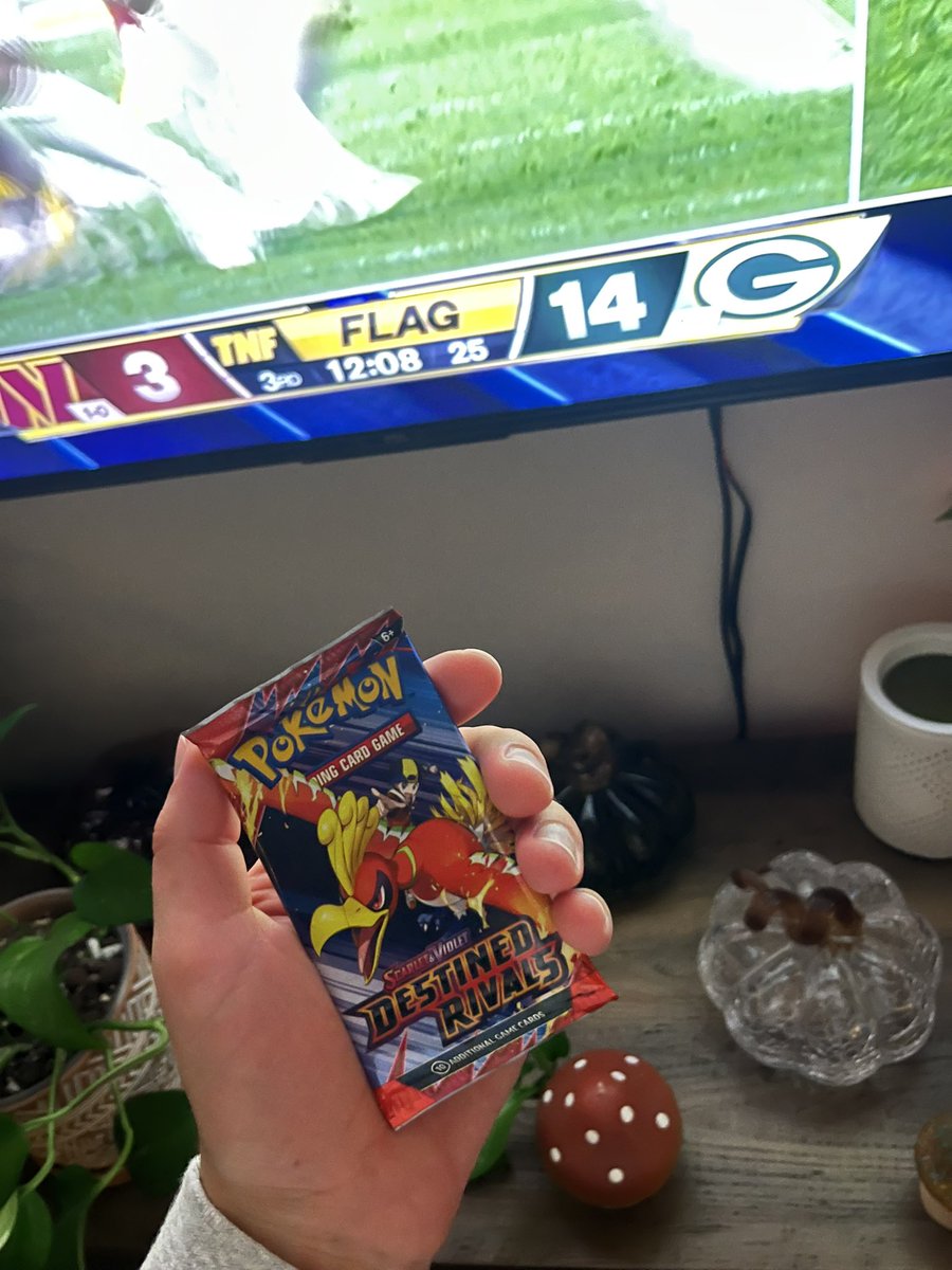 PoDoesPokemon's tweet image. Thursday Night football pack! The Packers are making the giants even worse than on Sunday, so I am not okay.. 🥲 #DestinedRivals pack #5! #CodeCard #Pokemon #PokemonTCG