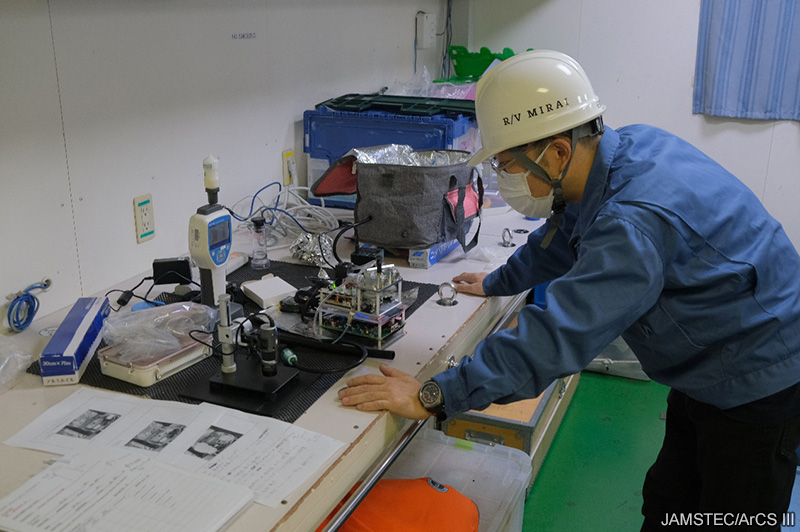 JAMSTEC_PR's tweet image. 🧊北極海からのメッセージ　#みらい北極航海2025 #みらいtheFINAL #ArCS_III
2025年9月4日
先日第一ブイ庫で膨らませた係留気球「Ottotto」の出番がやってまいりました。…