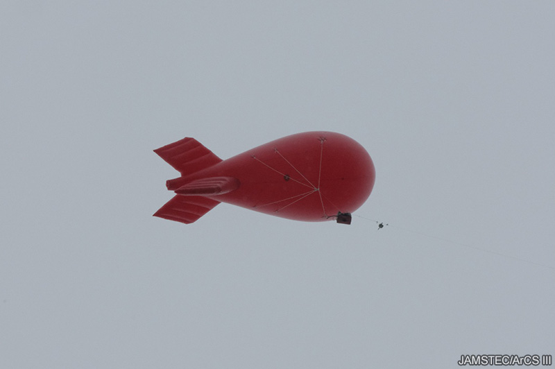 JAMSTEC_PR's tweet image. 🧊北極海からのメッセージ　#みらい北極航海2025 #みらいtheFINAL #ArCS_III
2025年9月4日
先日第一ブイ庫で膨らませた係留気球「Ottotto」の出番がやってまいりました。…