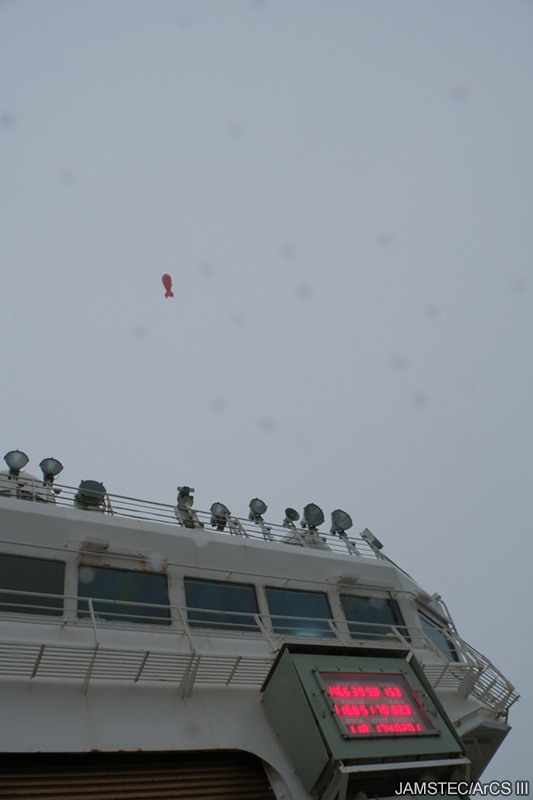 JAMSTEC_PR's tweet image. 🧊北極海からのメッセージ　#みらい北極航海2025 #みらいtheFINAL #ArCS_III
2025年9月4日
先日第一ブイ庫で膨らませた係留気球「Ottotto」の出番がやってまいりました。…