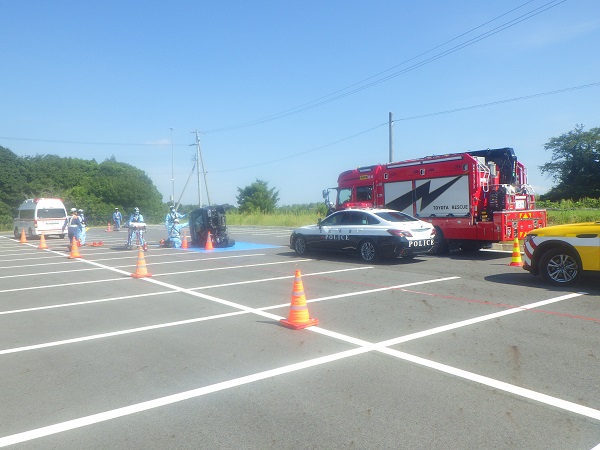 先日、県内某所において消防やネクスコ(株)等と合同で、高速道路上での交通事故を想定したドクターヘリ回送訓練を行いました。交通事故の負傷者をいち早く救出するため、訓練を通じて各自の役割を確認しました。万が一のための訓練ですが、万が一を発生させないために、本日も安全運転をお願いします。