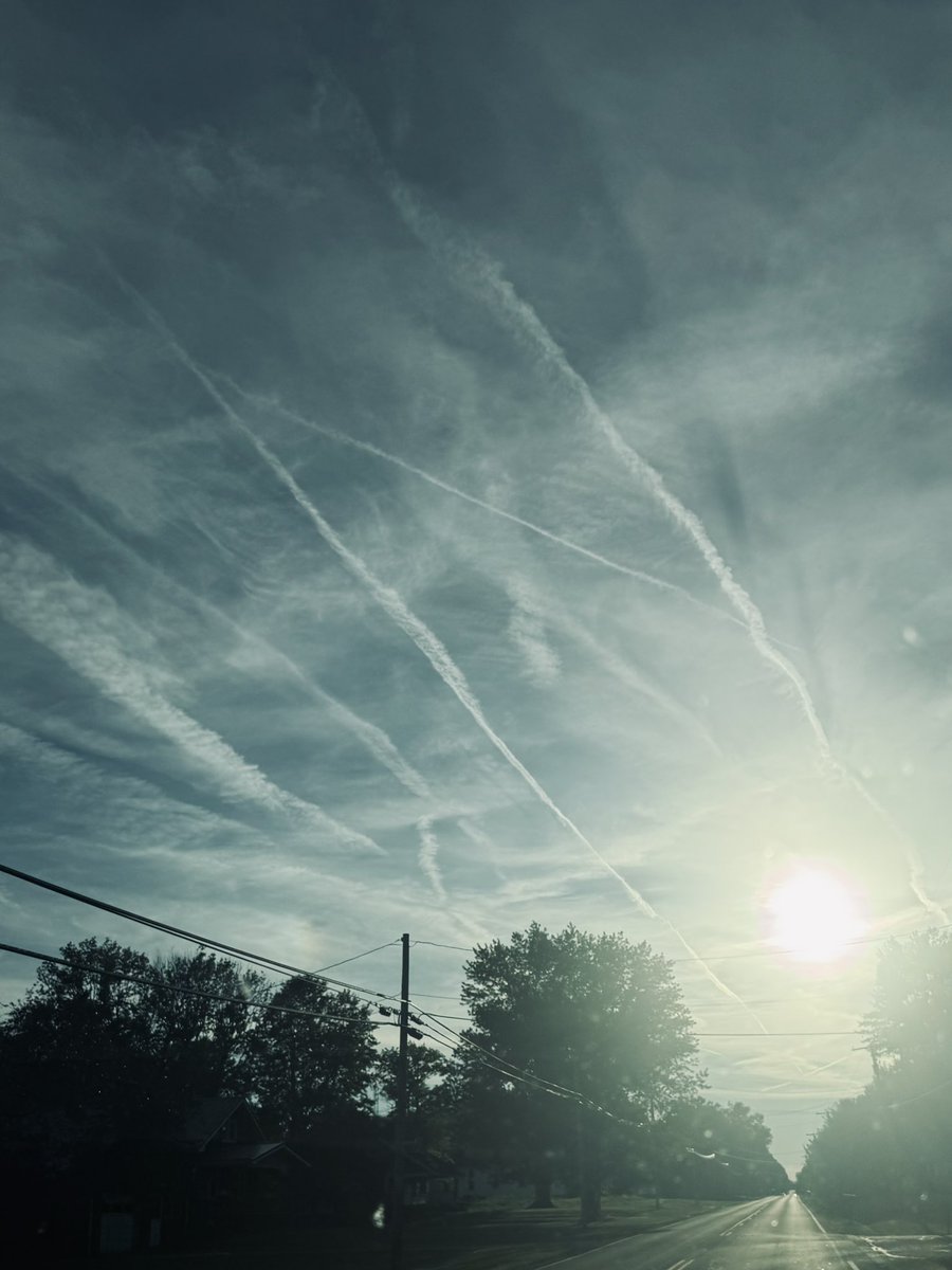 EbiePipeOrgan's tweet image. Two more recent chemtrail examples from Northeast Ohio skies. One in the evening, and one very early morning. @nogps1 #notnatural #TheClearSkiesMovement