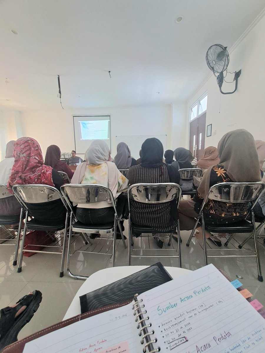 ditaishere's tweet photo. edisi mau rajin, even duduk paling belakang🥺😖 https://t.co/v0ZbLOAdMW