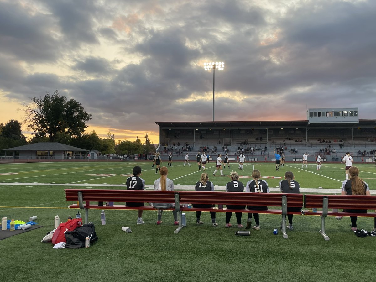 NewsRegSports's tweet image. Wortman Stadium is the venue tonight for McMinnville vs  Milwaukie / Milwaukie Acad. of the Arts girls soccer.
The Grizzlies netted 3 goals in the first 10 minutes and lead 3-1 after 15 minutes of play.
@OSAASports #opreps
