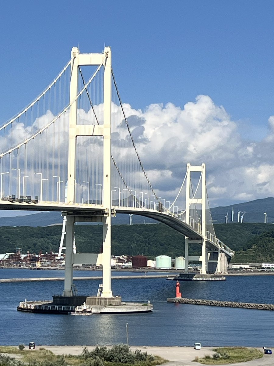 今日の観光 その3

#白鳥大橋展望台（室蘭市）

真っ白で優雅な橋です👍🏼