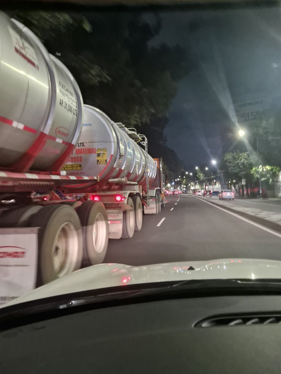 donalchi's tweet photo. @GobCDMX Fuera los doble semiremolque  y material peligroso.

Nueva regulação para licencia en transporte de carga. Gobierno espúrio. Ahora en AZCAPOTZALCO... https://t.co/LmaXiUjXSK