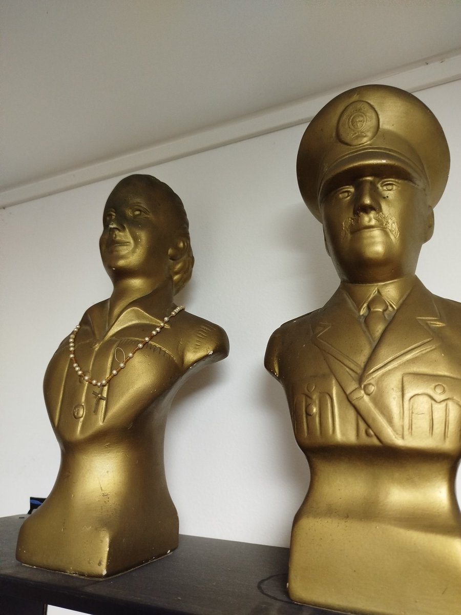 @FuerzaPatriaBA El peronismo no es solo una ideología. Es una identidad, una manera de entender la vida y de comportarse frente al otro. Ser peronista es estar del lado de la justicia social, de la solidaridad y del pueblo. Es algo mucho más profundo que una etiqueta política.
VIVA PERON CARAJO!