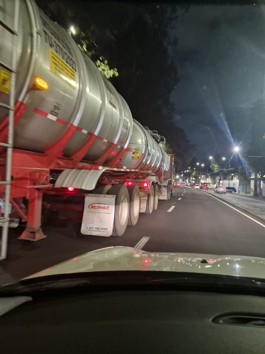 donalchi's tweet photo. @GobCDMX @SOBSECDMX El éxito  en México es que después del caos sigue el caos. Fuera los doble semiremolque  y material peligroso de CDMX.

Nueva regulação para licencia en transporte de carga. Gobierno espúrio. Ahora en AZCAPOTZALCO... https://t.co/itAR3tVZkK