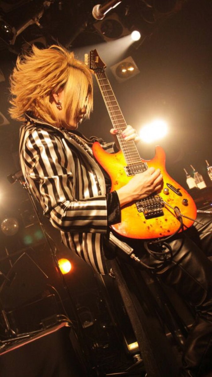 zoro___official's tweet photo. OHYGZMS。

クアトロに向けて絶賛ゾロ曲弾きまくってるんですけど当時の自分のギタァフレーズを聞き返して「こんな複雑な事やってたのか」とか「今だったらこれはやらないな」とか「ようこんなフレーズ思いついたな天才かよ」とか客観的に自分のフレーズを聞けて楽しい。

緻密に計算されたパズルみたいなフレーズだけど曲によってはもっとシンプルにノリ1発系で良いのになぁと思ったり思わなかったりまぁ正解は無いんだけどその時その時のこだわりが音に込められていますねちなみにエフェクターの使い方でいうと当時も今もあんま変わってないですディレイ最高。

そんなこんなで10月5日のクアトロまで1ヶ月切りました。
仕上げていきます。

チケッツ🎫
https://t.co/B6YJvMLXjT

タイゾ