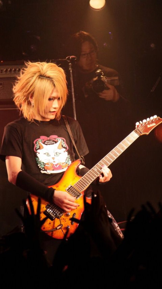 zoro___official's tweet photo. OHYGZMS。

クアトロに向けて絶賛ゾロ曲弾きまくってるんですけど当時の自分のギタァフレーズを聞き返して「こんな複雑な事やってたのか」とか「今だったらこれはやらないな」とか「ようこんなフレーズ思いついたな天才かよ」とか客観的に自分のフレーズを聞けて楽しい。

緻密に計算されたパズルみたいなフレーズだけど曲によってはもっとシンプルにノリ1発系で良いのになぁと思ったり思わなかったりまぁ正解は無いんだけどその時その時のこだわりが音に込められていますねちなみにエフェクターの使い方でいうと当時も今もあんま変わってないですディレイ最高。

そんなこんなで10月5日のクアトロまで1ヶ月切りました。
仕上げていきます。

チケッツ🎫
https://t.co/B6YJvMLXjT

タイゾ