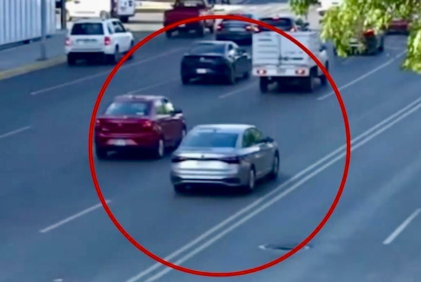 Detenidos con 30 tarjetas bancarias robadas. 

Cuatro hombres de Guadalajara fueron detenidos por la Policía de Monterrey por portar más de 30 tarjetas bancarias robadas en Saltillo, Coahuila. 

Gracias al sistema de cámaras de seguridad del C4, se logró interceptar el vehículo.