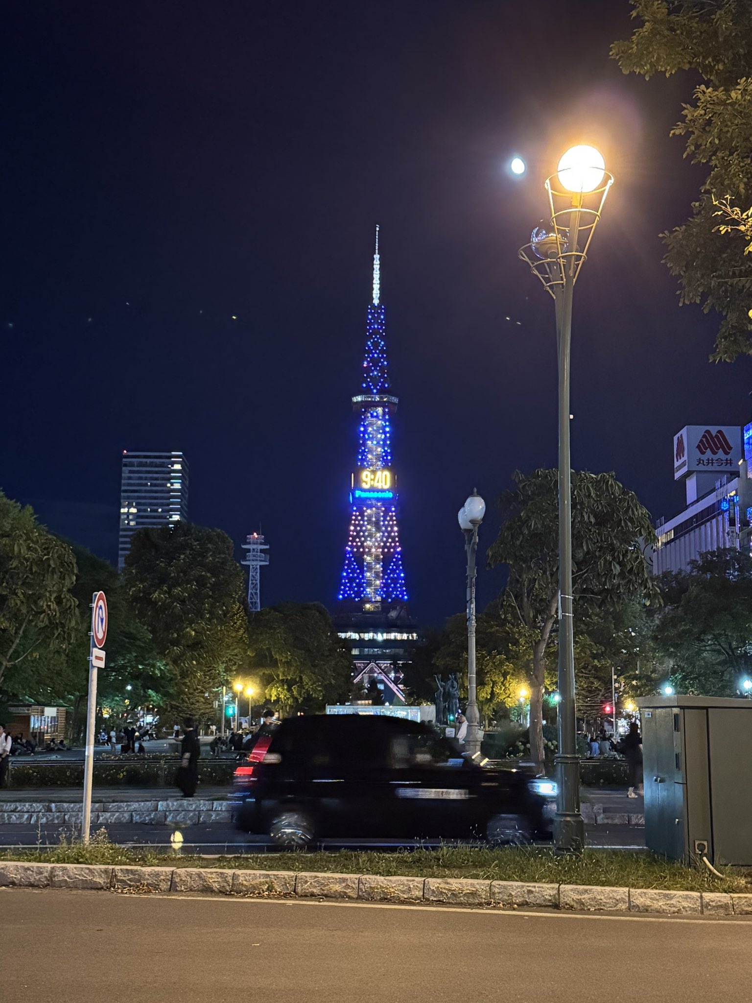 夜 闇夜に舞い降りた、赤の精霊✨ 📷： @japan.evo_visuals x